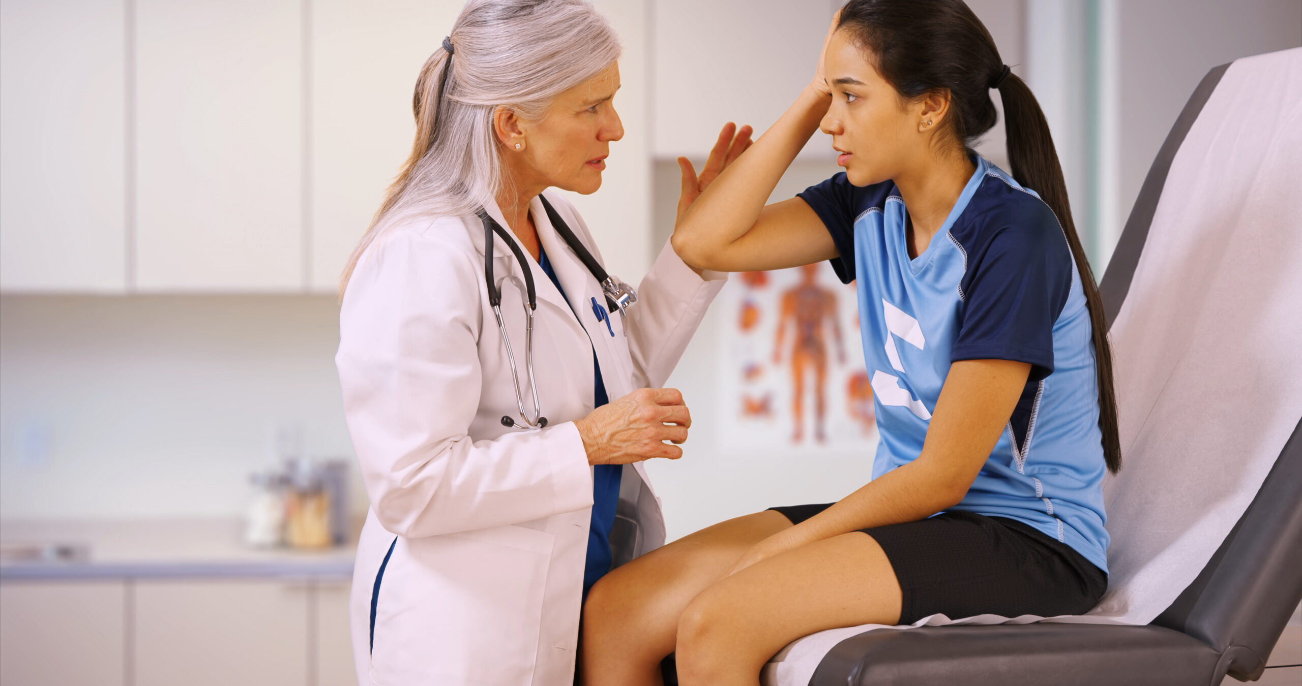 Injured soccer player seeing a doctor for concussion